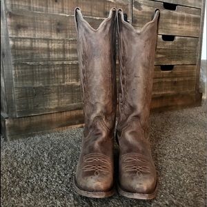 Women’s Corral distressed boots!